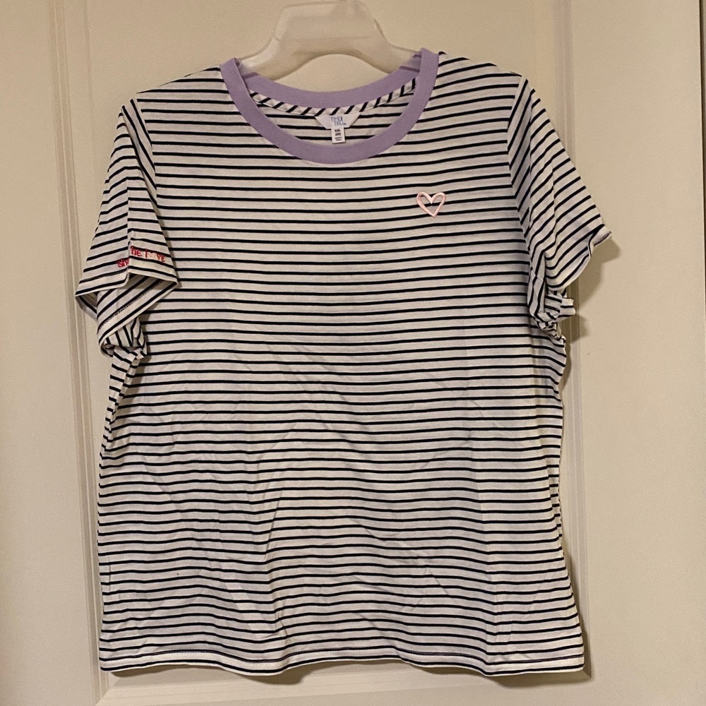 👓 White with Black Stripe Tee with 💗 detail 👓